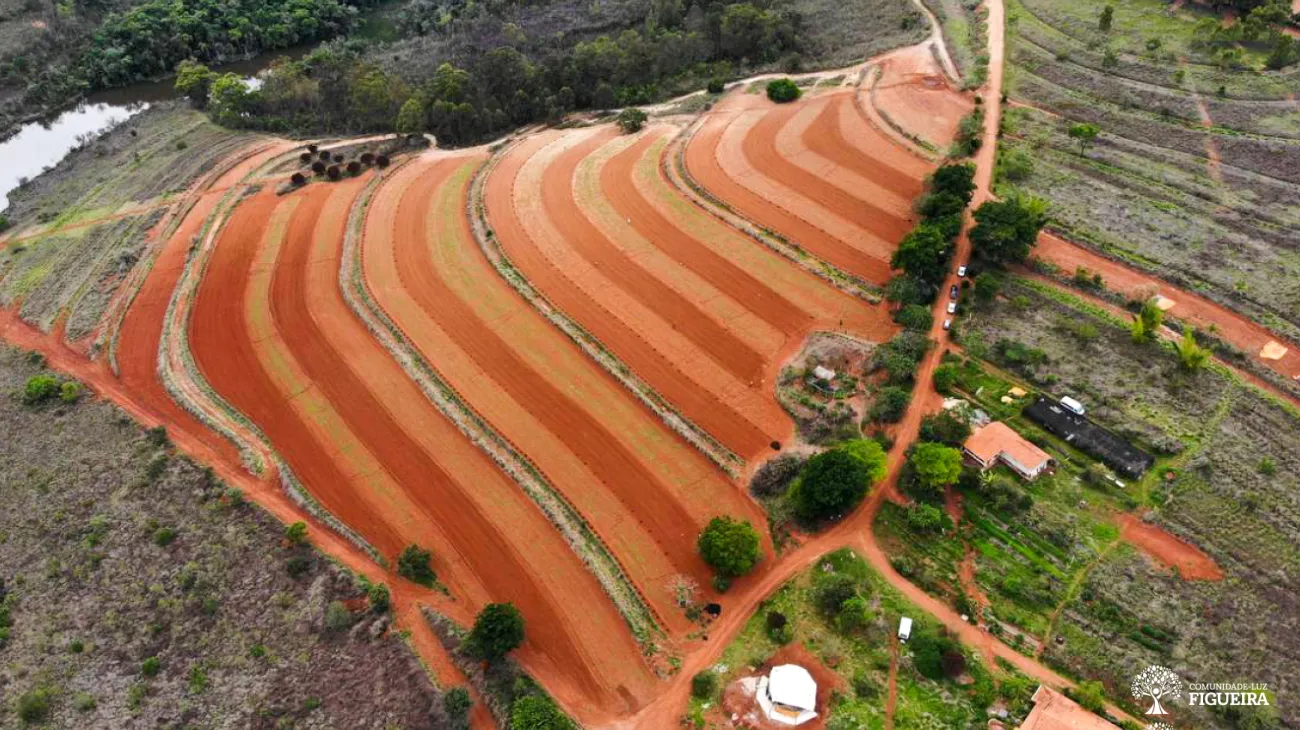 Foto A Este projeto foi organizado e dividido em áreas como platôs, ou patamares delimitados; cada um deles, por curvas de nível ou canais caminhos (detalhe na foto B).